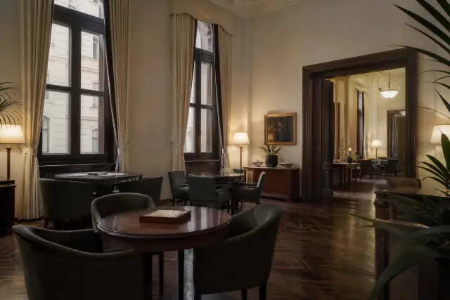 Hotel társalgó kerek asztalokkal